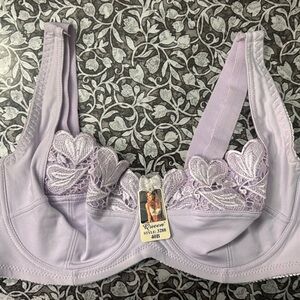 Queen's Lavender Lace Underwire Bra